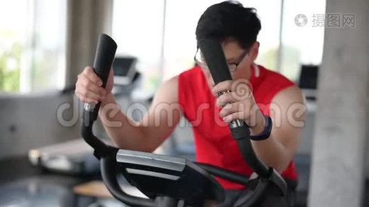 体育男子骑自行车在健身健身房锻炼。 健康和聪明的身体的生活方式和娱乐。视频