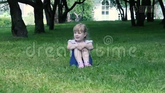 一个女孩坐在花园的树间视频
