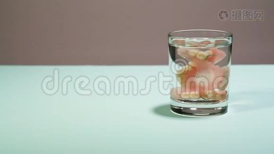 一杯水中的假牙视频