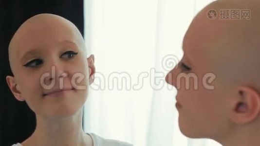 快乐的癌症女幸存者看着镜子里的自己视频