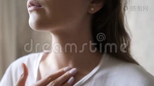 女性颈部使用日霜.. 保健、补水和皮肤护理视频