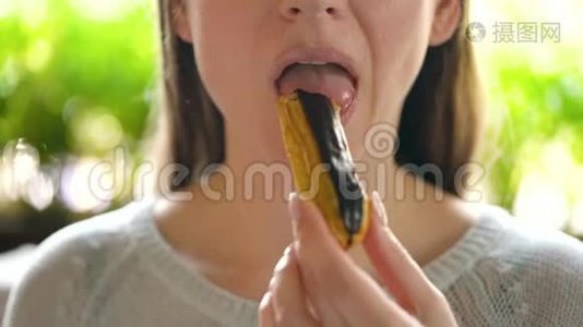 女人在咖啡馆的特写镜头里吃巧克力蛋糕视频