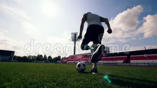 男残奥会运动员正在体育场慢动作踢足球视频