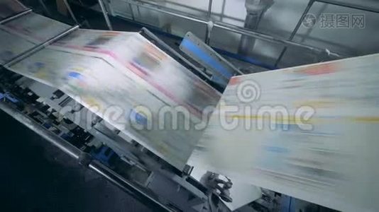自动输送机移动报纸在印刷办公室，印刷设施。视频