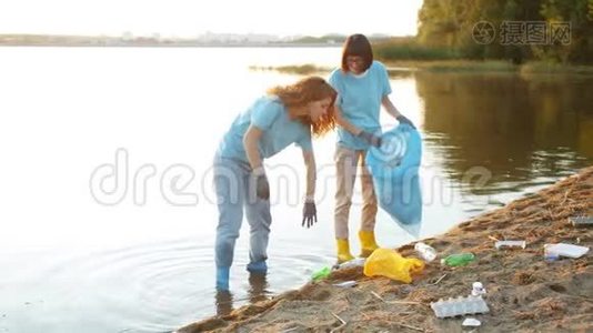 女生态活动家统一清理湖岸垃圾，微笑交谈视频