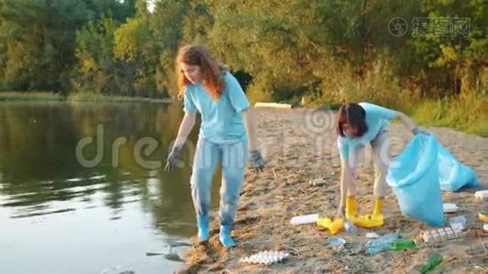 快乐的女孩志愿者在海滩上收集垃圾，谈论清洁视频