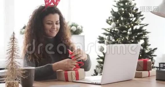 快乐女商人在办公室包装圣诞礼物视频