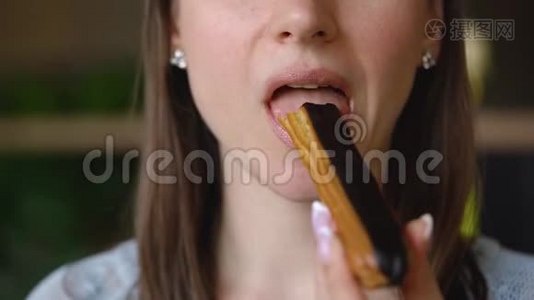 女人在咖啡馆的特写镜头里吃巧克力蛋糕视频