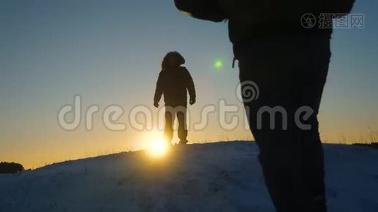 阿皮尼斯人徒步旅行。 一个旅行者爬上雪山，游客在夕阳下的山顶上相遇。 游客视频