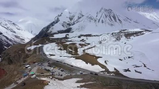 雪山之间的轨迹.视频