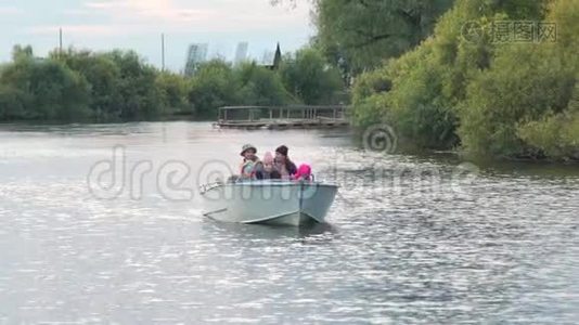 一家人在湖上驾驶一艘船视频