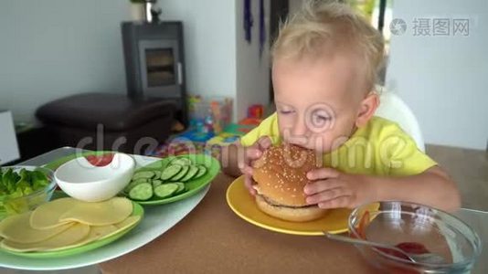 欧洲白人孩子吃美味的大汉堡，胃口很好。 万向节运动视频