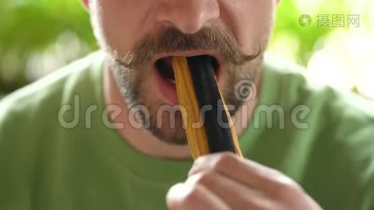 留胡子的人蜷缩着胡子在咖啡馆里吃巧克力麦片视频