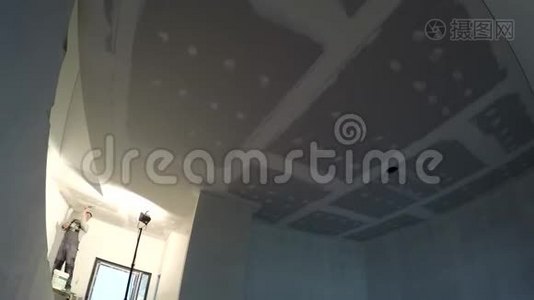 建筑工人用石膏粉刷公寓天花板。 时间推移视频