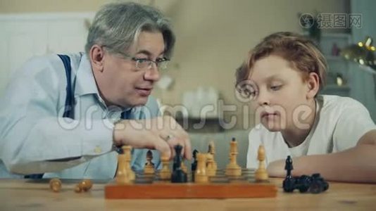 老人正在教他的孙子下棋视频