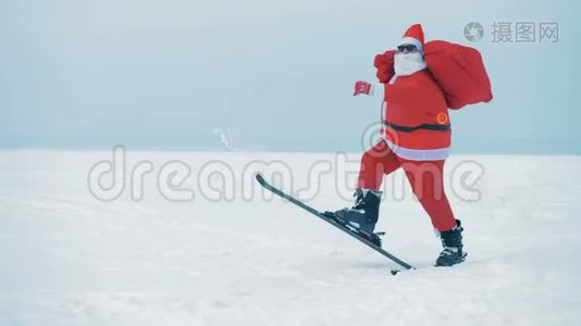 圣诞老人正在滑雪，关门。视频