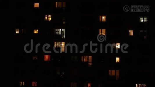 晚上看到的公寓街区视频