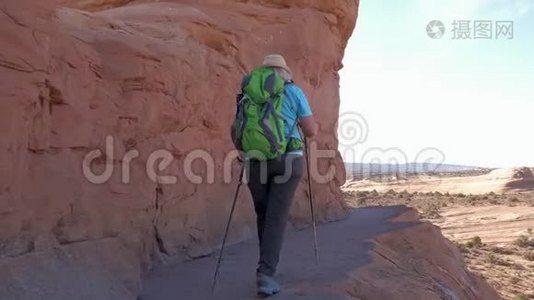 徒步旅行徒步旅行的山径与陡峭的悬崖视频