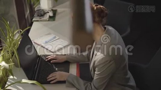 一位年轻的白人妇女坐在露天办公室里看着笔记本电脑屏幕。成功商人的肖像视频