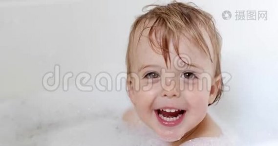 快乐男婴笑着洗澡视频