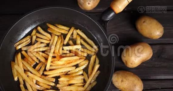 炸薯条用油在煎锅里炸。视频
