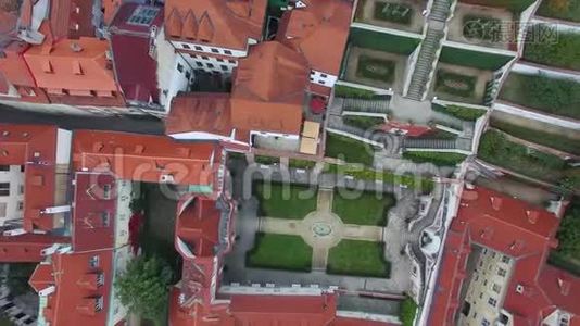 布拉格皇宫花园的空中俯视图视频