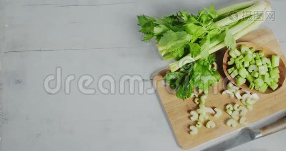 新鲜芹菜放在凉蒸汽切割板上。视频