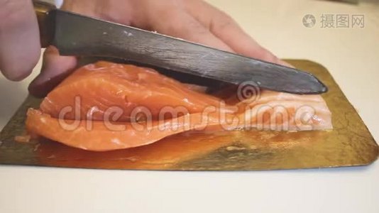 厨师有效地把红鱼切成长片。 准备红鱼视频
