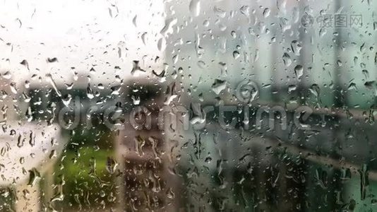 窗户上的雨滴视频