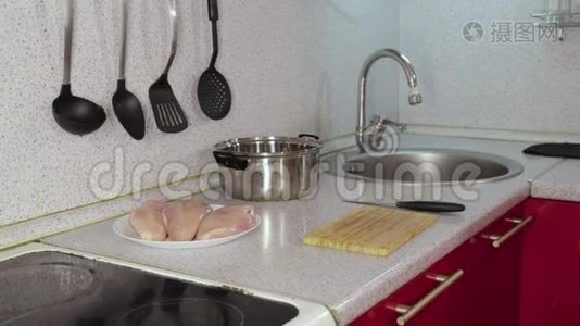 小女孩在家厨房的木板上切鱼片鸡视频
