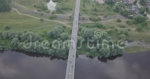 汽车横渡河大桥的空中勘测视频