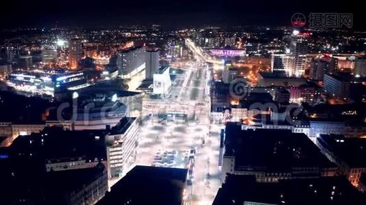 夜晚的卡托威斯城.. 绕城，汽车和摩天大楼。视频