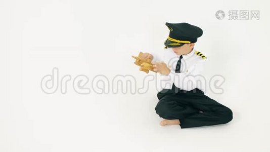 穿着飞行员制服`男孩玩玩具飞机。 飞机着陆视频