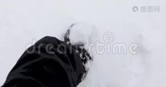 一个在雪地里行走的腿特写视频