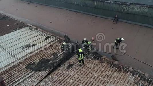 大火燃烧后的工业仓库中心大楼的空中景观，从燃烧的屋顶冒出巨大的烟雾，无人机射击视频