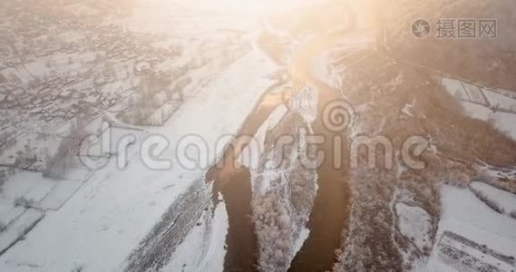 冬季河流飞行无人机雪落飞视频