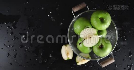 雨点落在新鲜的青苹果上。视频