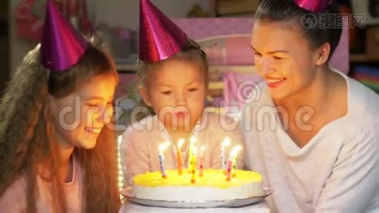 家庭生日派对快乐在家.. 妈妈和孩子们一起慢慢地在生日蛋糕上吹蜡烛视频