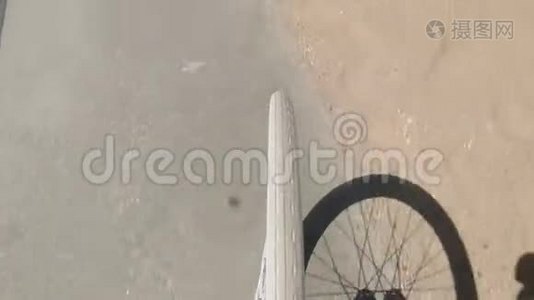 海滩自行车骑行相机轮景.. POV.视频