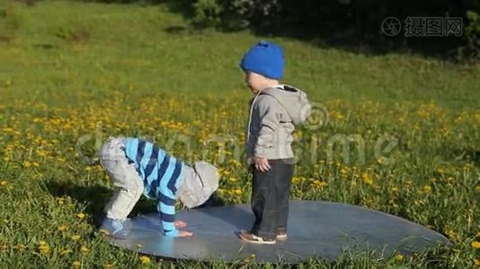 两个小男孩在公园里玩视频