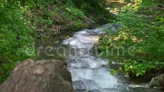 冰冷的山河在石头间流淌.. 寒冷清澈，绿松石的河流。视频