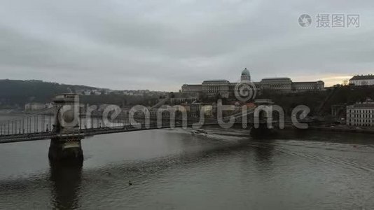匈牙利布达佩斯。 多瑙河上的塞切尼链桥的俯视图。视频