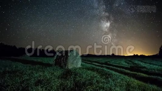 以星空和银河为背景的自然和乡村。 时间流逝UHD4K。视频