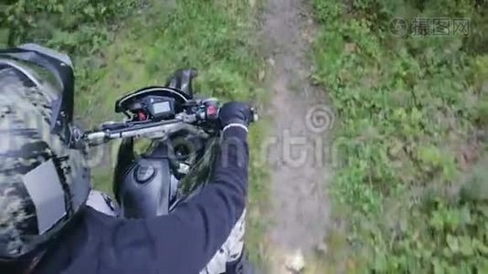 骑士手中的POV慢动作镜头和`黑色摩托车的一部分视频