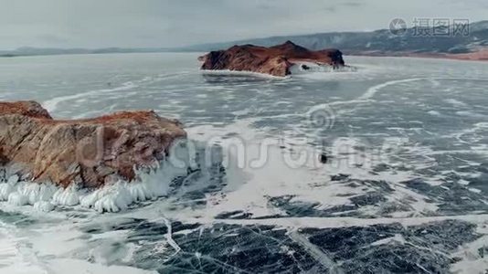 车上冰封的贝加尔湖冬季景观，冰清玉洁，鸟瞰.视频