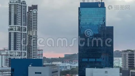 新加坡现代建筑中心的空中城市景观，摩天大楼随着时间推移视频