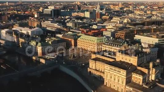 斯托克霍姆，瑞典-二月，2020年：斯德哥尔摩老城的空中景观。 飞过海湾。视频