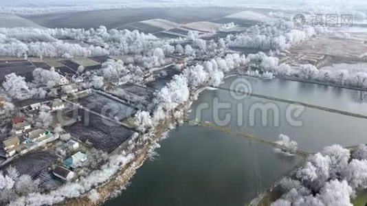 冻僵了。 空中无人驾驶飞机在冬季与森林一起飞越河冰。视频