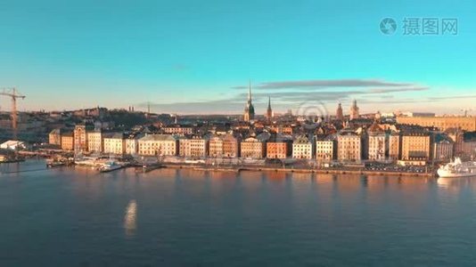 斯托克霍姆，瑞典-二月，2020年：斯德哥尔摩市中心Gamla斯坦的航空景观。 在旧城的建筑物上飞行。视频