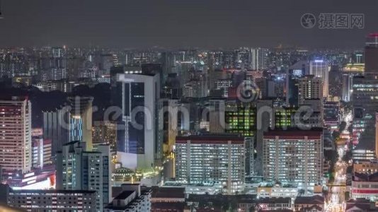 新加坡现代建筑中心的空中城市景观，摩天大楼夜晚时光流逝视频